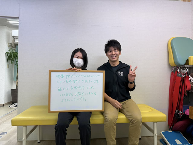 名東区の足腰ラボ接骨院に通いいつまでも元気でいられるように！と願うお客様と写真撮影する藤田院長