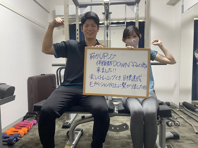名東区の足腰ラボ接骨院で筋肉量アップ！体脂肪ダウン！楽しいトレーニングを実践中のお客様と写真撮影するスタッフ