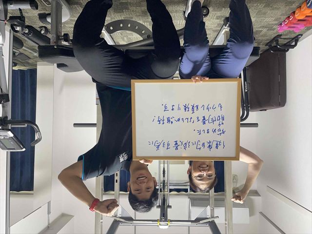患者様に話を聞く足腰ラボ接骨院スタッフ